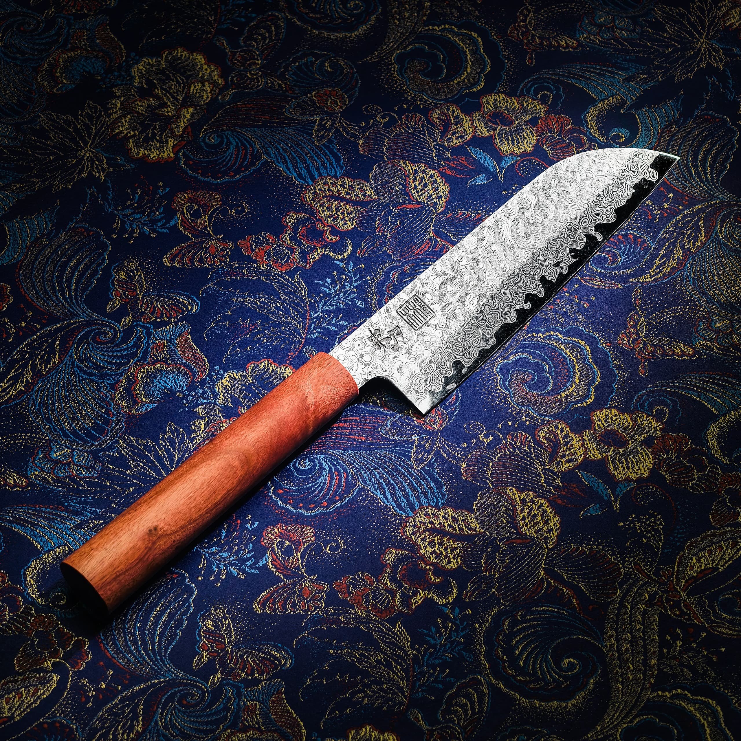 [FORGE] Loss and Gain  Damaskus Santoku Kniv med pink egetræsskæfte